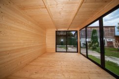 Interiér domku Cleo 4×3 m — maximálně prosvětlený prostor přes terasové dveře