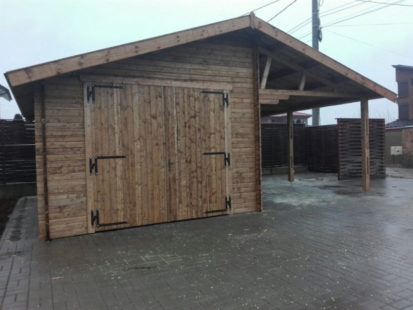 Dřevěná garáž 8x5,5 m s přístřeškem