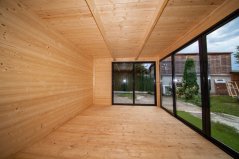 Interiér domku Cleo 4×3 m — maximálně prosvětlený prostor přes terasové dveře